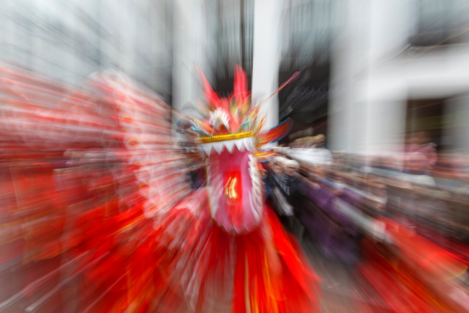 ZARAGOZA 28.01.2024.-Zaragoza ha celebrado este domingo la entrada del tradicional Año Nuevo Chino 2024 con un pasacalles por el centro de la ciudad donde se ha podido disfrutar del mítico dragón marioneta gigante.El acto a contado con la presencia del embajador de China en España, Wu Haitao, acompañada de Sara Fernendez y el Rector de La Universidad José Antonio Mayoral.CIERZO VISUAL