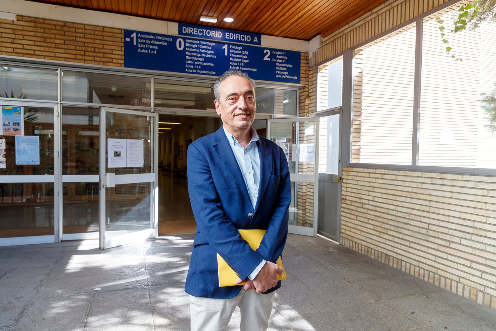 ZARAGOZA 19.02.2024.-El presidente de Aragón, Jorge Azcón, asiste a la presentación de los últimos avances conseguidos en la nueva vacuna contra la tuberculosis, MTBVAC, diseñada y liderada por el catedrático de Microbiología Carlos Martín, en la imagen, y su equipo del Grupo de Genética de Micobacterias, en la que trabajan desde hace 28 años. CIERZO VISUAL