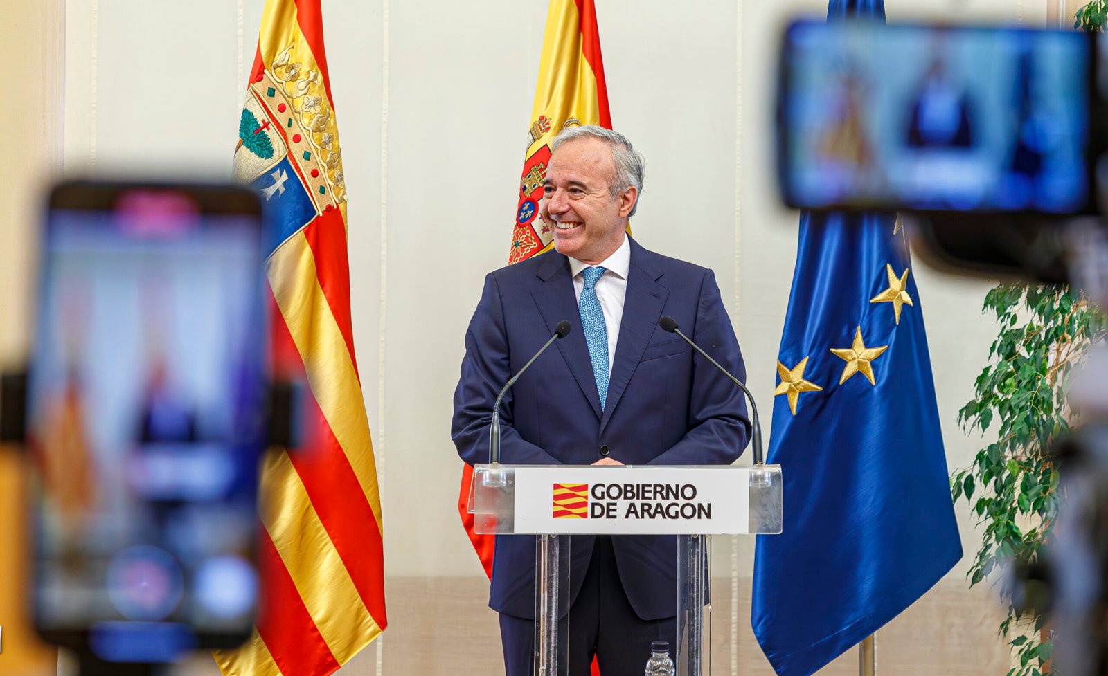 ZARAGOZA 03/07/2024El Consejo de Gobierno de Aragón ha aprobado este miércoles la declaración de interés autonómico para e tercer centro de datos de Microsoft en la comunidad, concretamente en el polígono Malpica, en terrenos de Villamayor de Gállego (Zaragoza), que supondrá una nueva inversión de la compañía de 2.200 millones de euros.En la imagen Jorge Azcón, Presidente de Aragón, comunica la noticia eb rueda de prensa. CIERZO VISUAL