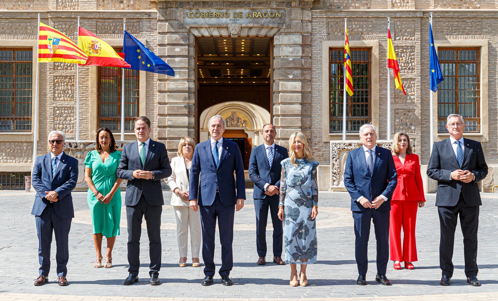 ZARAGOZA 29/07/2024.-El presidente de Aragón, Jorge Azcón, (5º iz), en la imagen posando con los miembros de su gobierno, momentos antes de realizar balance de su primer año al frente del Gobierno autonómico en la XI Legislatura, que comenzó gobernando en coalición con Vox, y ha terminado en solitario tras la salida de su exsocio y con críticas de inestabilidad por parte de la oposición. CIERZO VISUAL