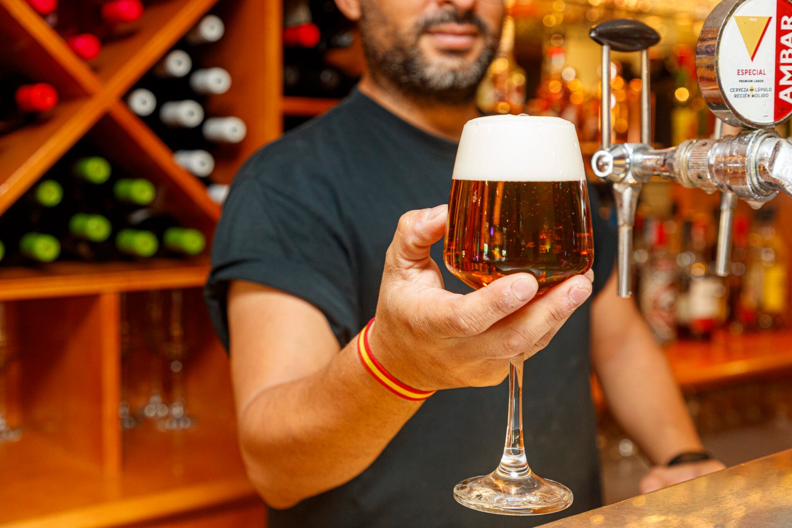 ZARAGOZA 02/08/2024.-Desde el año 2007, el dos de agosto se celebra el Día Internacional de la Cerveza.En España se consume una media de 58 litros de cerveza al año, según datos de la patronal del sector.En la imagen un camarero sirve una caña.CIERZO VISUAL