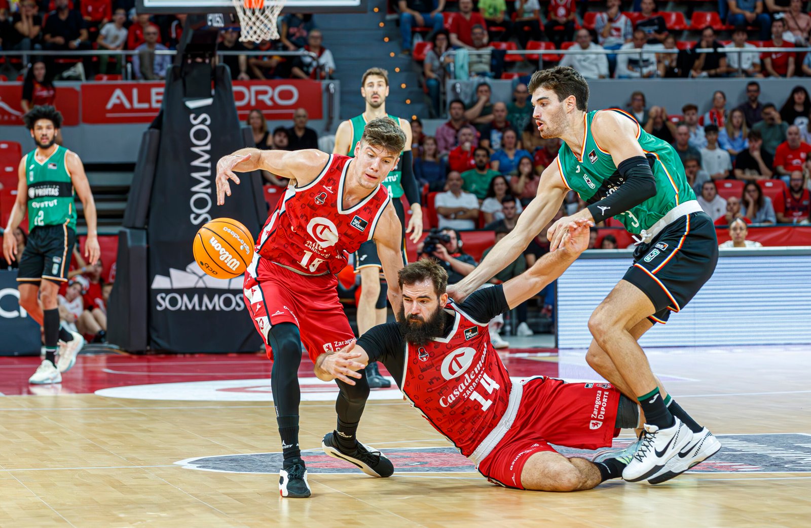 ZARAGOZA 13/10/20224.-Partido de liga Endesa entre el Casademont Zaragoza y el Joventut de Badalona.En la imagen Dublejevic (C) y Rodriguez (IZ). del Casademont, con Busquets (D), del Joventut. CIERZO VISUAL