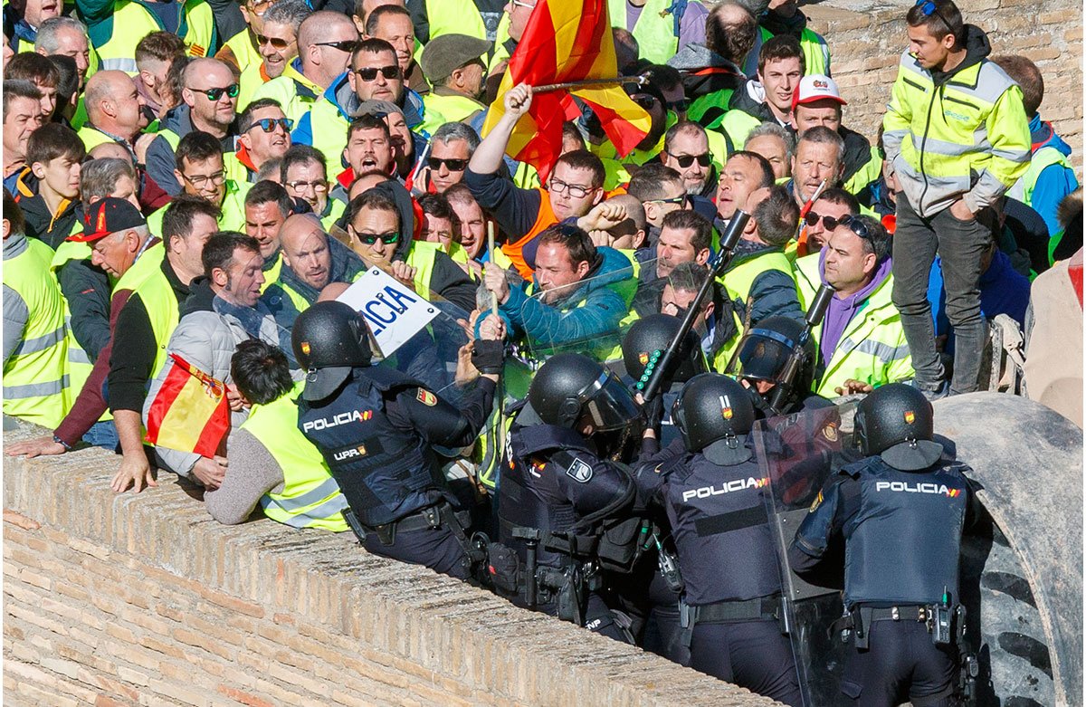 Protestas de los agricultores frente a la sede del Gobierno de Aragón en el Palacio de la Aljafería en Zaragoza. CIERZO VISUAL