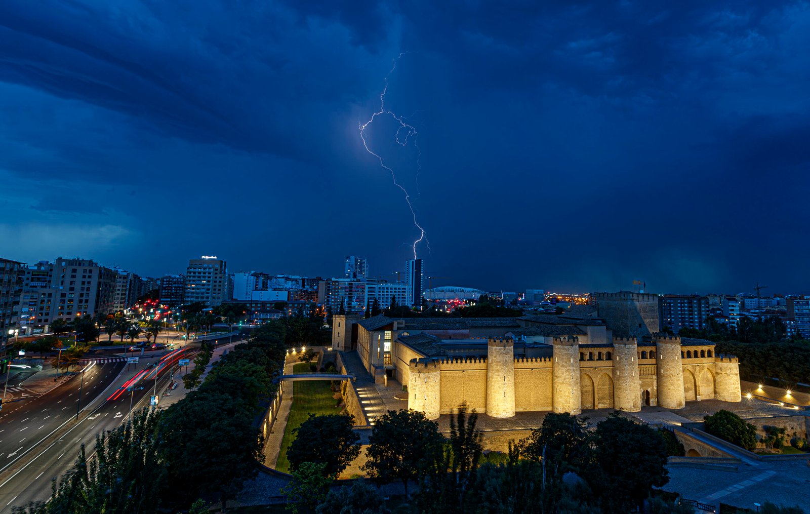 12/08/2024.-La Agencia Estatal de Meteorología (Aemet) anuncia para este martes en Aragón intervalos nubosos que aumentarán a nuboso por la tarde, con chubascos y tormentas en el tercio norte, donde serán localmente fuertes con probable granizo y rachas muy fuertes, y en el extremo oriental del Sistema Ibérico, y temperaturas en descenso.En la imagen tormenta sobre Zaragoza, esta tarde.CIERZO VISUAL