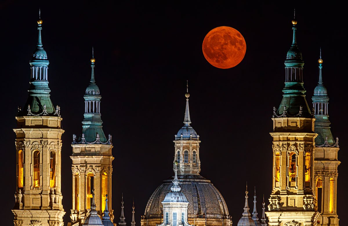 Imagen de la luna llena tras la basílica de Nuestra Señora de El Pilar de Zaragoza. CIERZO VISUAL